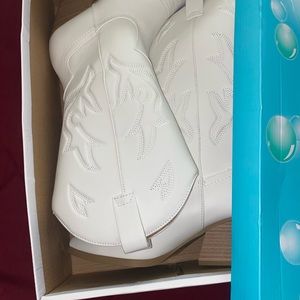 Cowboy western boots by Soda size 8 in the color white.